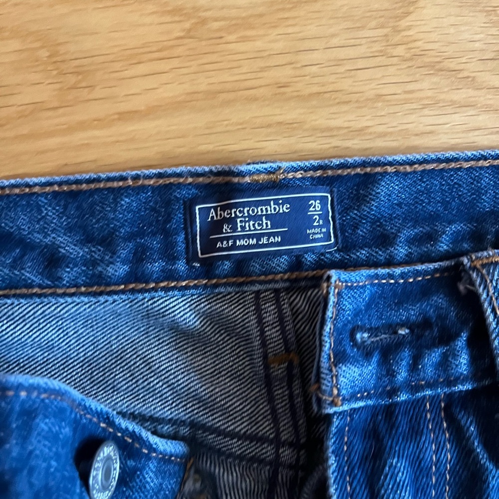 abercrombie & fitch mom jeans in size 2